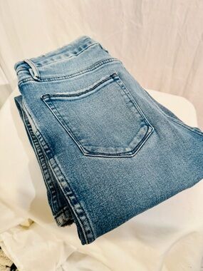 Good American Skinny Jeans size 31 RN#151301
PO#06935-00